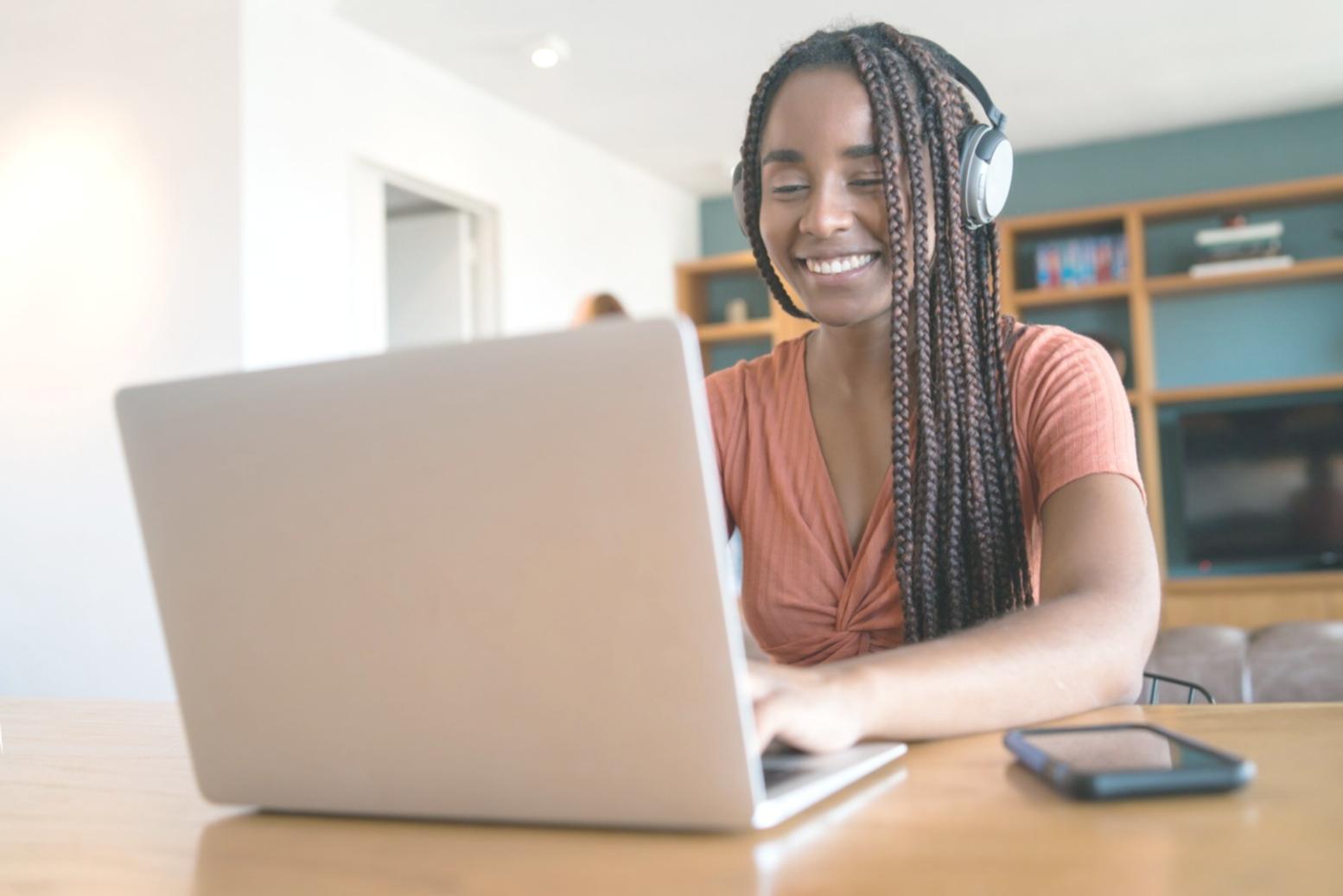 Équipe de startup travaillant sur stratégie de levée de fonds
