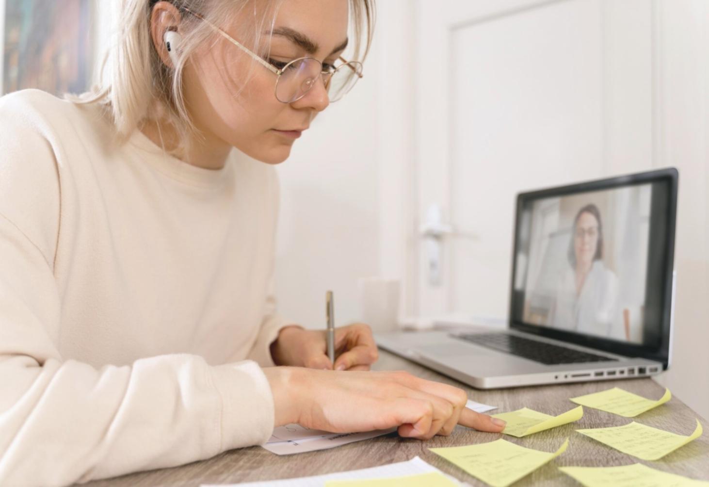 Session de formation en groupe avec échanges actifs